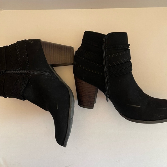 Fergalicious Women’s Black Capital Suede Ankle Boots Tassle Side Zip Size 8.5 - Picture 2 of 10